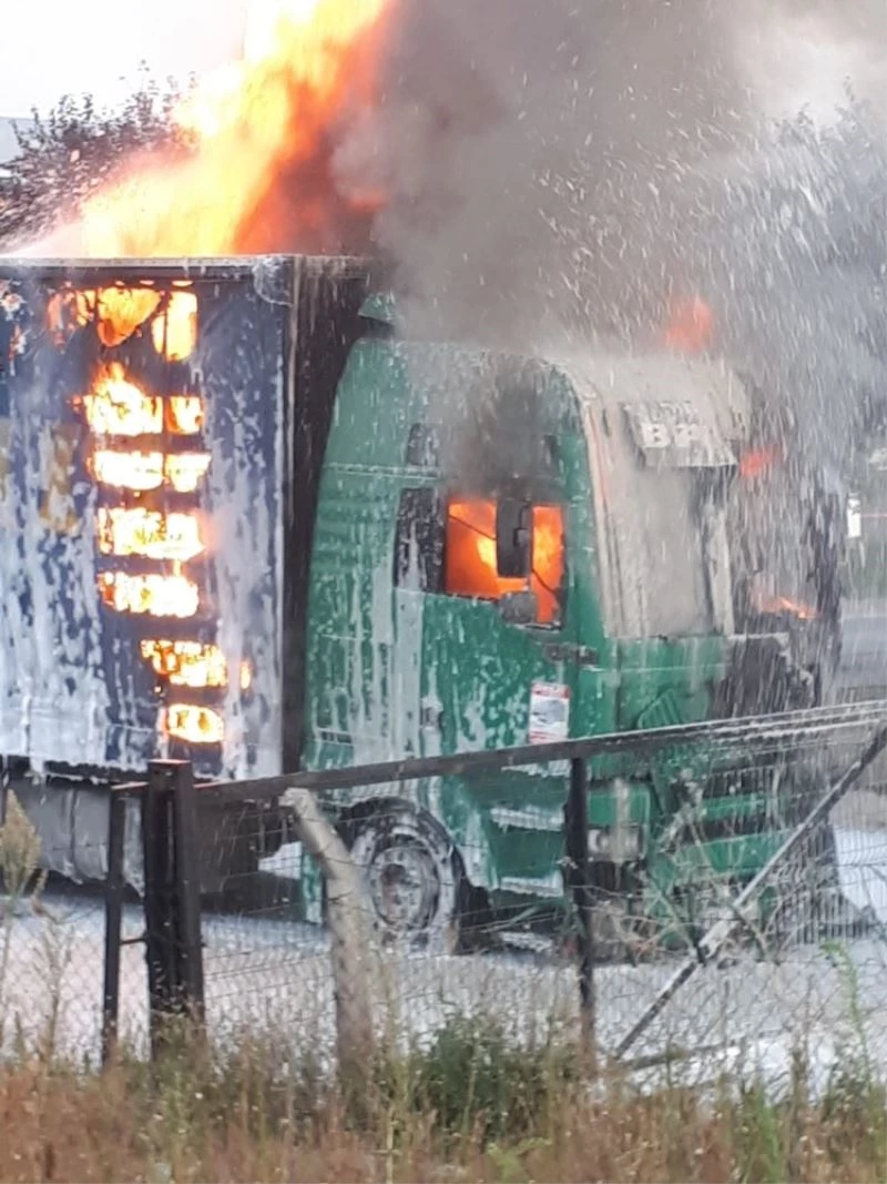 Alev topuna dönen tırın yanma anı güvenlik kamerasında
