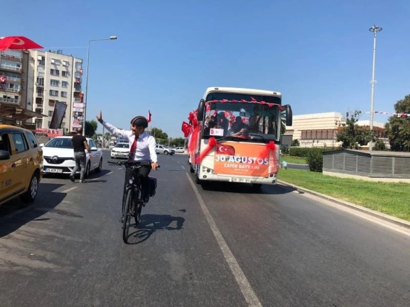 Başkan Soyer, İzmirlileri bisiklet üzerinden selamladı
