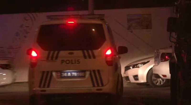 Etrafa rastgele ateş açıp bir binaya sığınan kişi özel harekat timleri tarafından teslim alındı
