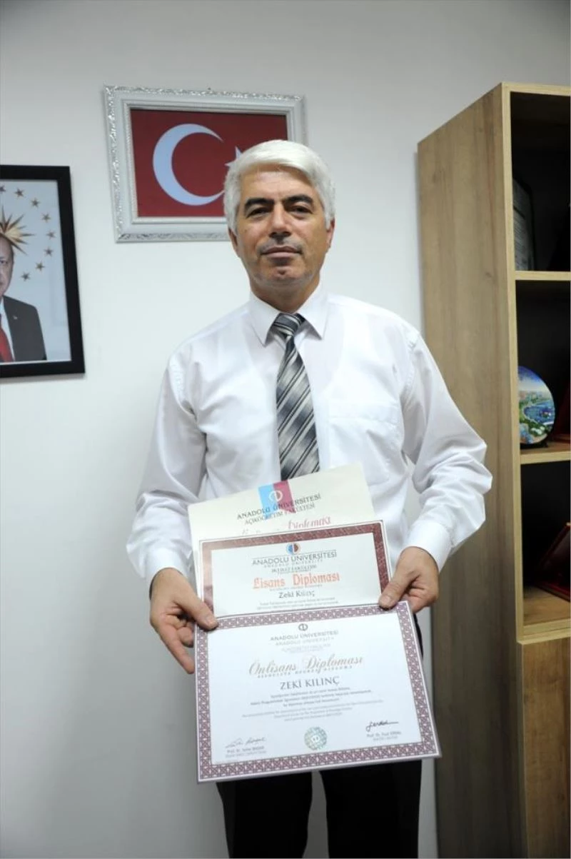 Şehit babası okuma azmiyle üçüncü üniversite diplomasını aldı