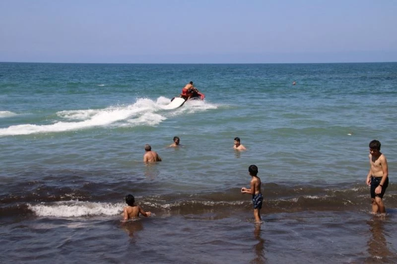 Günü birlik tatilciler deniz ve sahilin tadını doyasıya çıkarttı
