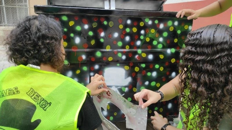 Çöp konteyneri çizgi kahramanlarla süsleniyor
