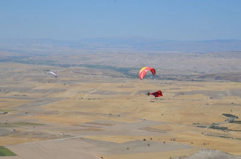 Gökyüzü tutkunları dev Türk bayrağıyla Zafer Bayramını kutladı
