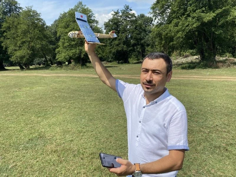 Lise öğretmeni uçma hayaliyle telefondan kontrol edilebilir uçak yaptı
