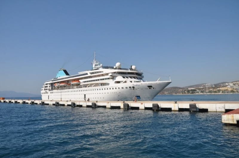 Salgın sonrası ilk turist gemisi aylar sonra Kuşadası Limanı’na yanaştı
