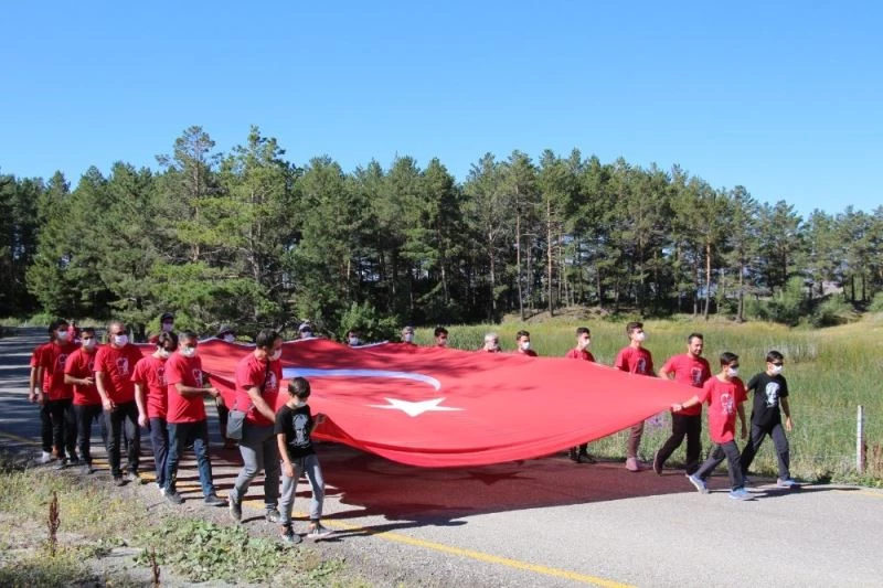 Oltulu doğaseverlerden anlamlı yürüyüş
