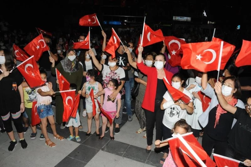 Maskelerini taktılar, bayramı kutladılar
