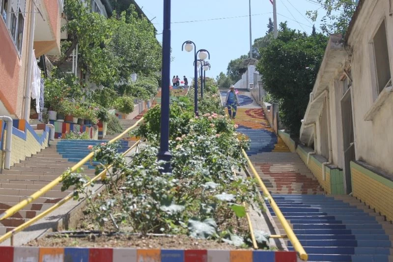 Yenipazar’ı renklendiren merdivenler, dikkat çekiyor
