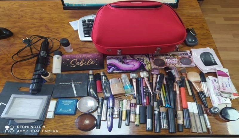 Hırsızlar kullanmış makyaj malzemesini çaldı, polisler yakaladı
