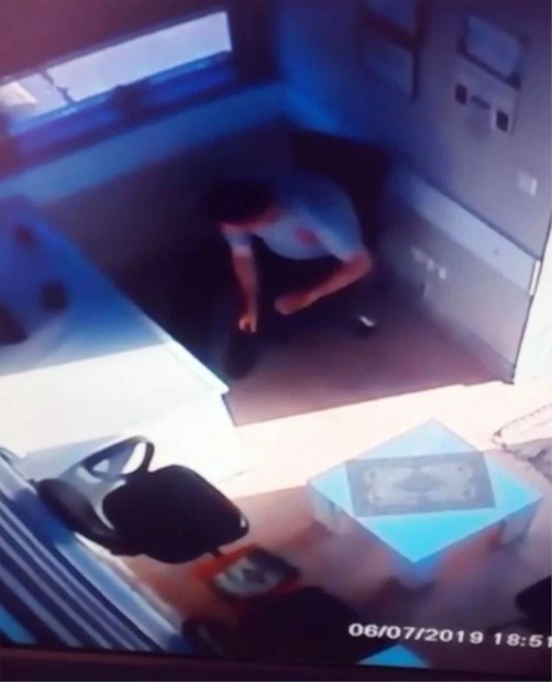 Güvenlik görevlisinin fareyle imtihanı kameraya yansıdı
