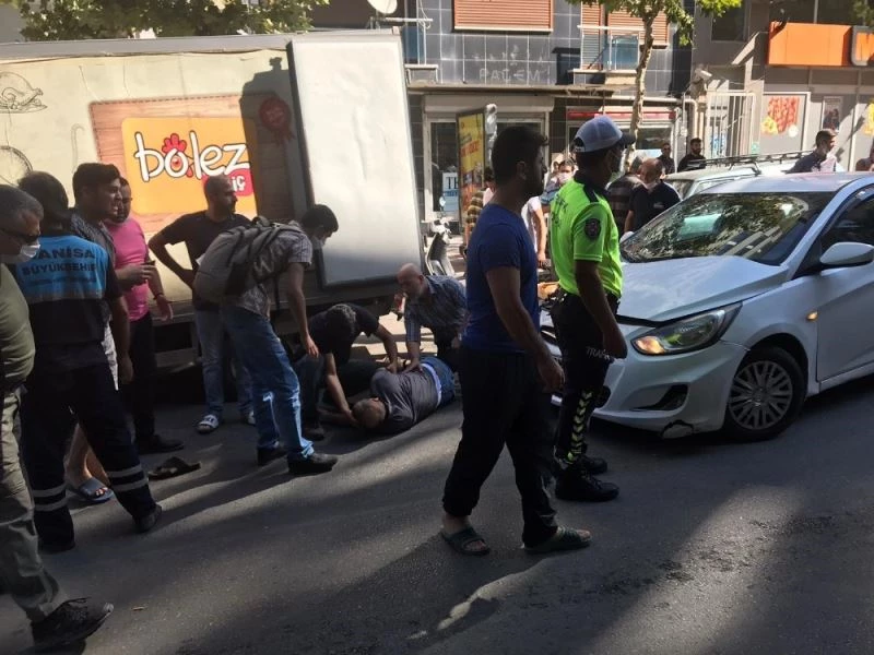 Otomobil, mal indiren toptancıya çarptı: 1 yaralı
