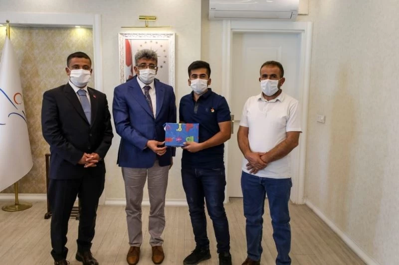 Vali Bilmez, tıp fakültesini kazanan çoban Muhammet Taş’ı ağırladı
