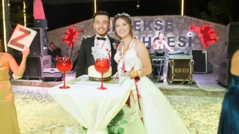 Düğünde geline doğum günü sürprizi
