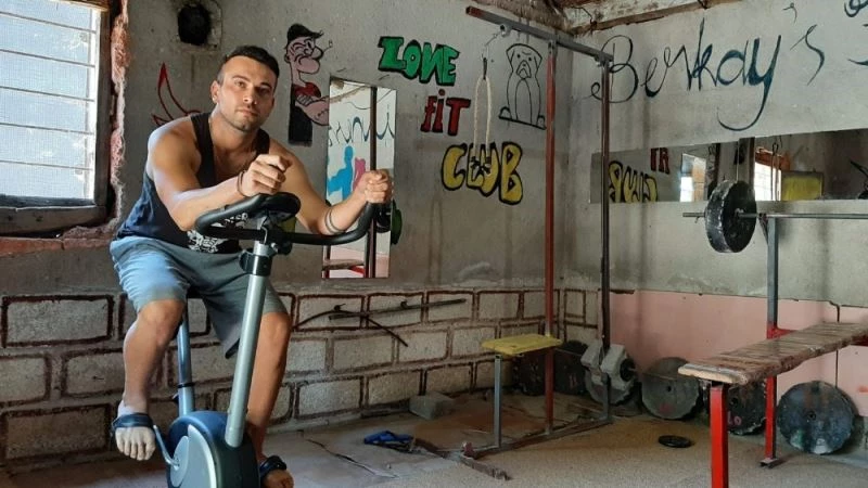 Ahırı spor salonuna çevirdi
