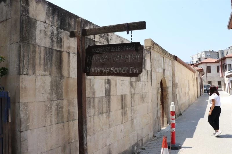 Kültür ve sanat evine çevrilen asırlık hamamda, taşlar sanat eserine dönüştürülüyor