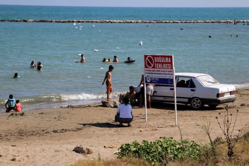 Boğulanlara ve uyarılara rağmen yüzmeye devam ediyorlar
