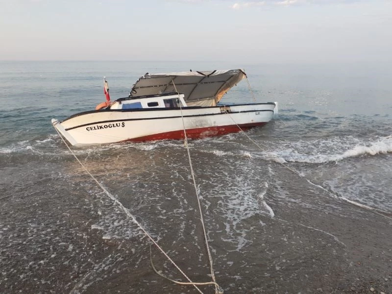 Denizde mahsur kalan balıkçıyı meslektaşları kurtardı

