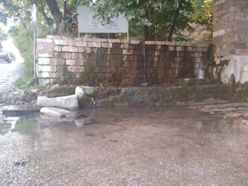 Tarihi Palata Çeşmesinin suları yola akıyor
