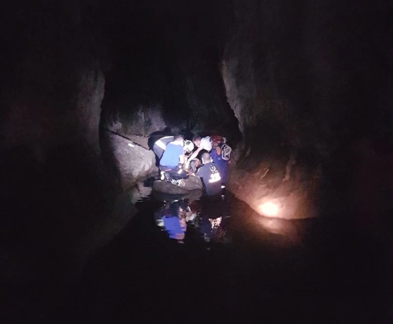 Kanyona uçan otomobildeki iki kişi yaralandı
