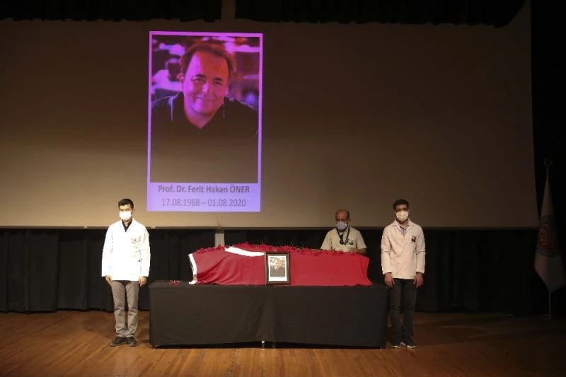 Genç hekimlerin omuzlarında son yolculuğuna uğurlandı
