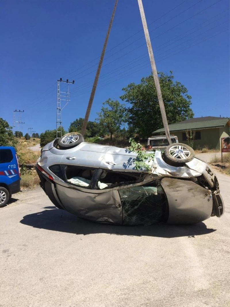 Kanyona uçan otomobil vinç yardımıyla kurtarıldı
