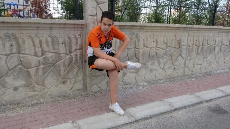 Beyin tümörünü yenen Devrim, yetenekleriyle dikkatleri çekiyor
