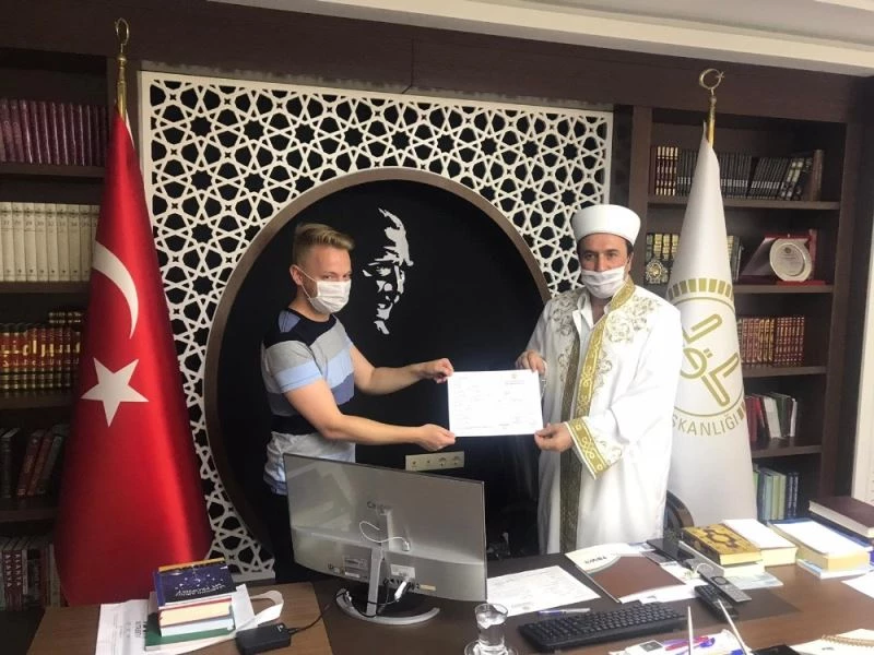 İngiliz genç İslamiyet’i seçti
