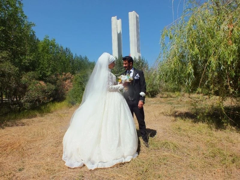 Evli çiftlerden Malazgirt’teki tarihi mekanlara ilgi
