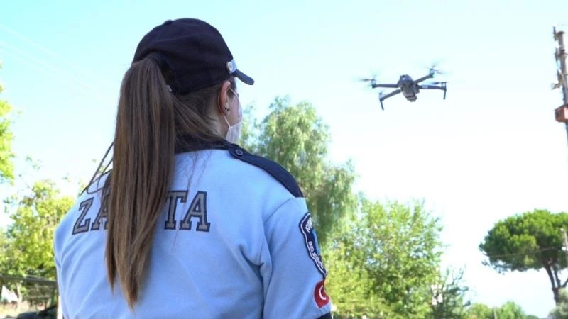 Kuşadası Belediyesi zabıtası Kuşadası Körfezindeki sahilleri drone ile denetliyor
