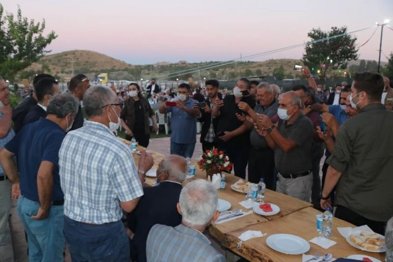 İYİ Parti Genel Başkanı Akşener’in programında maske ve sosyal mesafe kuralı hiçe sayıldı
