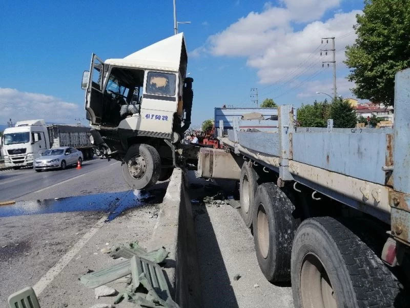 Duran araçlara çarpmamak için manevra yapan tır beton bariyerlerde asıldı kaldı
