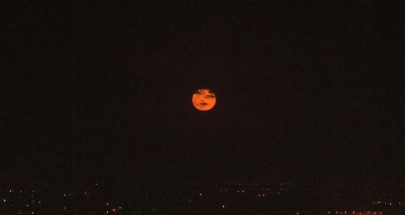 Şanlıurfa’da kızıldan altın sarısına dönen ay hayran bıraktı
