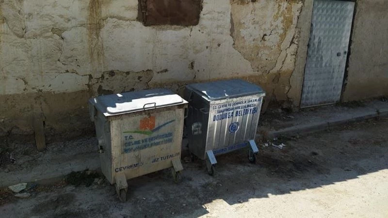 Eski çöp konteynerleri yenisiyle değiştiriliyor
