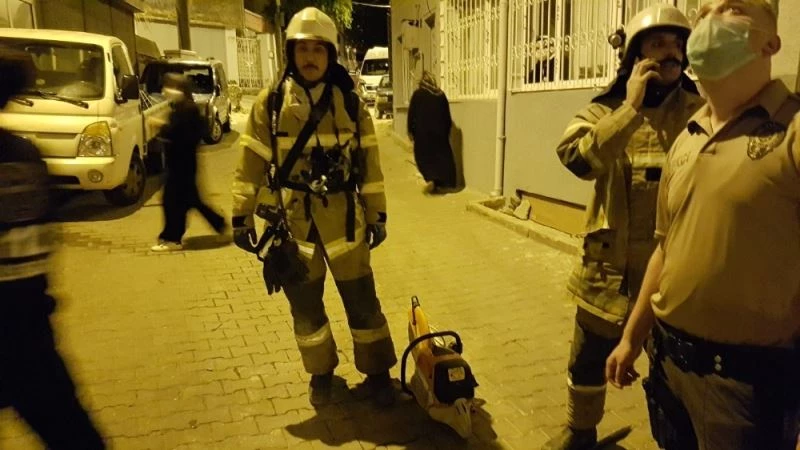 İntihar edeceğini söyledi polis ve itfaiye alarma geçip kapıyı kırdı
