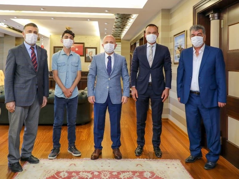 Vali Varol, Yazılım Şampiyonu Atılmış’ı makamında kabul etti
