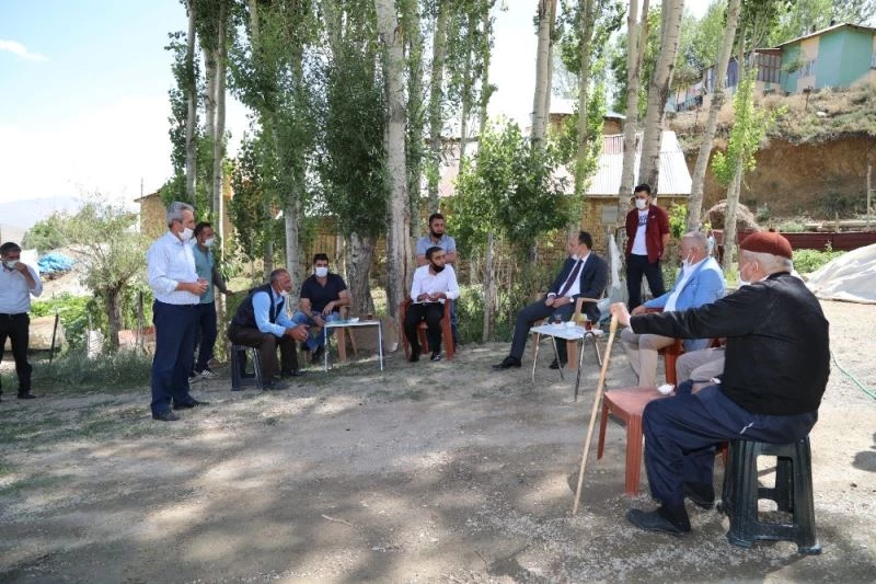 Kaymakam Solak, parke taşı çalışmalarını inceledi
