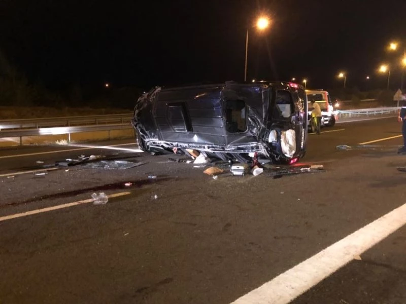 Ankara’da düğüne giden kişileri taşıyan minibüs devrildi: 3’ü ağır 12 yaralı
