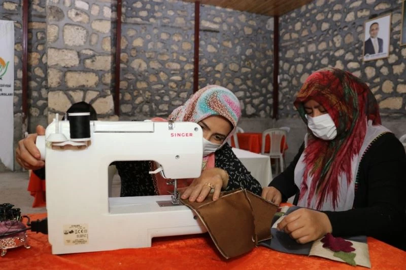 Arslanköylü kadınlar, tarihi halkevinde meslek öğreniyor
