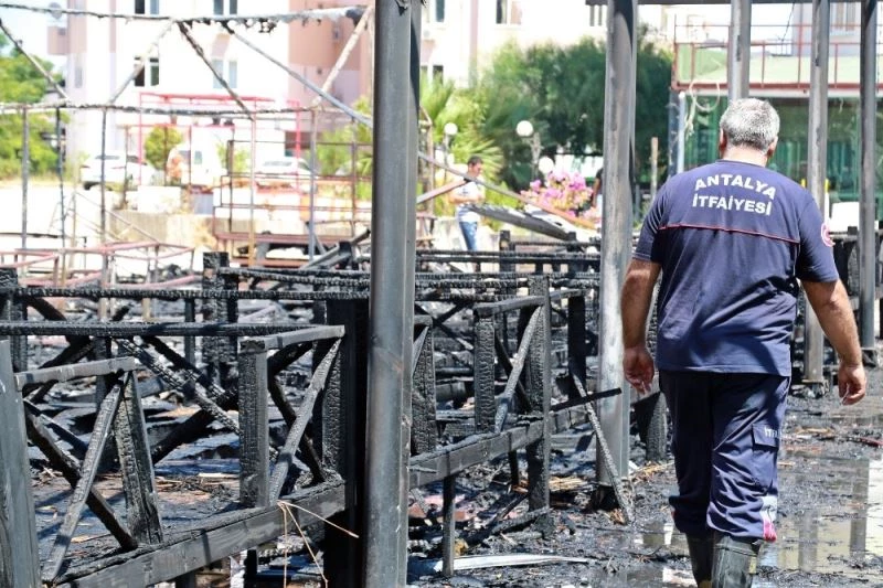 10 dakikada bütün iş yerini saran alevlerin arasından çantaları kurtarmak için yoğun çaba sarf ettiler
