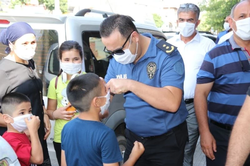 Ceplerde ve çantalarda saklı maskeler yüzlerle buluştu
