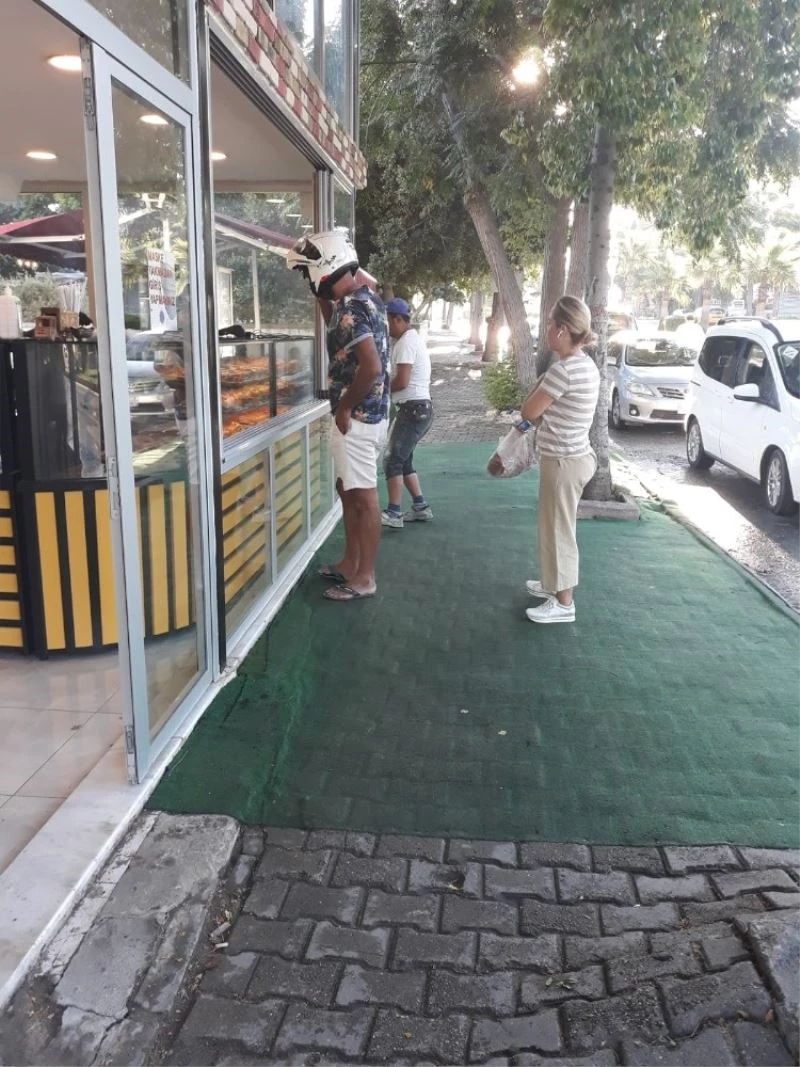 AK Parti Milletvekili Çokal, simit sırasına girdi, esnafa çay ikram etti
