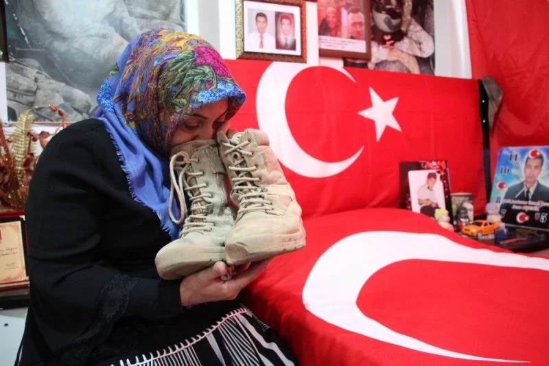 Şehit ailesi oğullarından kalan hatıraların kokusuyla yaşıyor
