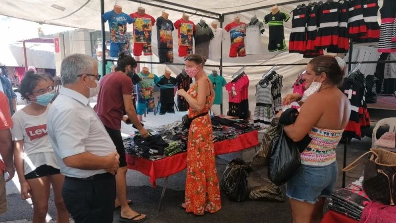 Manavgat Kaymakamı Yiğit, maskelerini çene altında takan İngiliz turistleri uyardı
