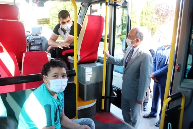 Vali denetime çıktı, minibüs şoförü valiye dezenfektan ikram etti
