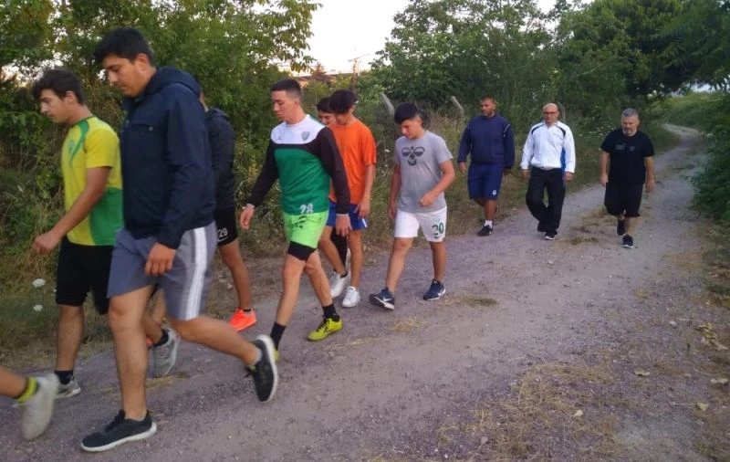 Güreşçilerden önce yürüyüş sonra kahvaltı
