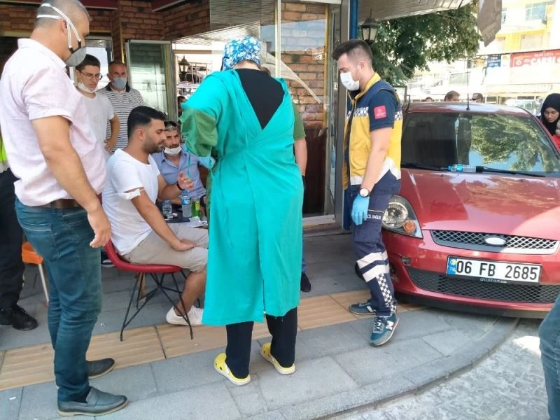 Lastiği patlayan otomobil çay ocağı önünde oturanların arasına daldı: 1 yaralı
