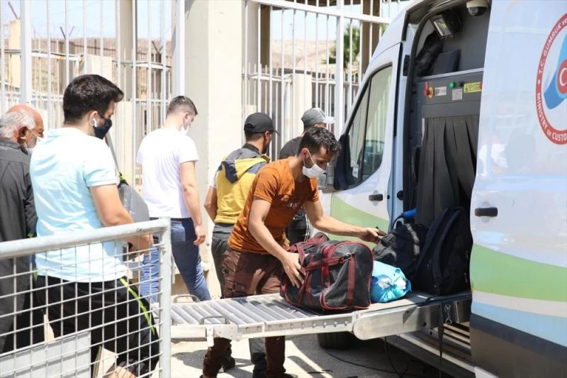 Suriyelilerin ülkelerindeki güvenli bölgelere dönüşleri sürüyor