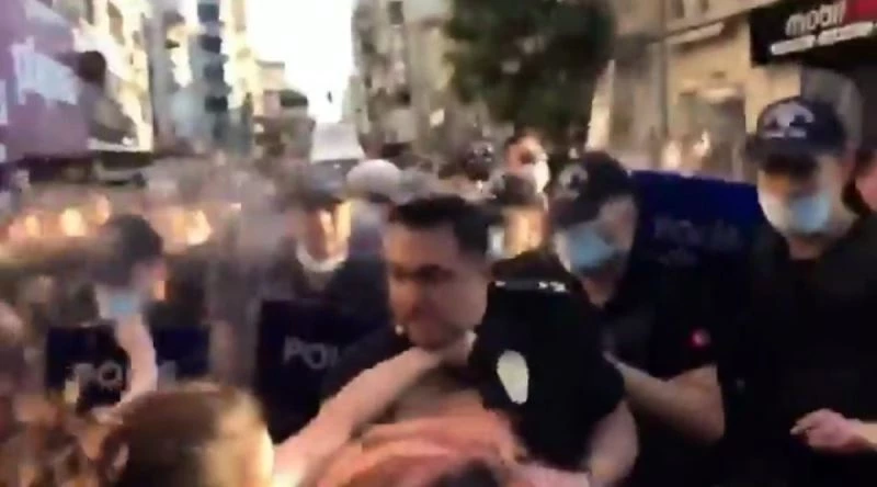 Kadınlar, izinsiz yürüyüşte polis müdürünü darp etti
