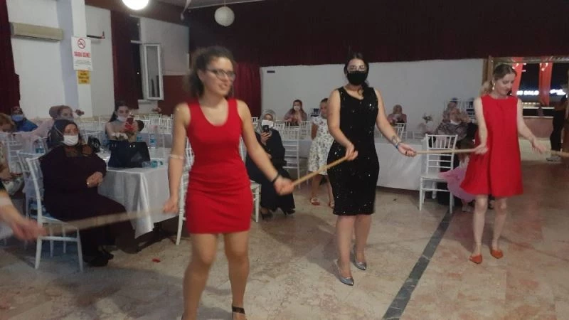 Yalova’da sosyal mesafeli kına halayı
