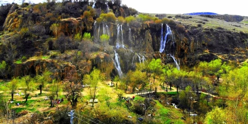 Kavurucu sıcaklarda Girlevik Şelalesinde serinliyorlar
